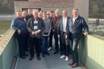 Die Teilnehmer auf dem Wehrsteg