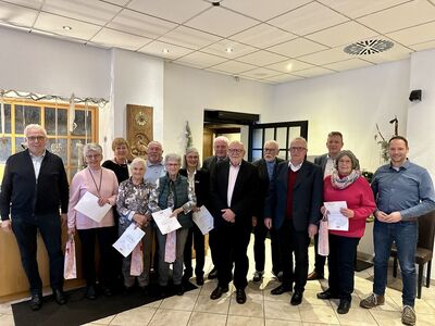 Die Die Geehrten und der Vorstand der SPD mit dem Landtagskandidaten der SPD Patrick Haag